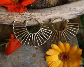 Aros de radios dorados / Pendientes de estética bohemia / Pendientes ligeros y llamativos / Joyería rústica bohemia hecha a mano / Pendientes bohemia de latón
