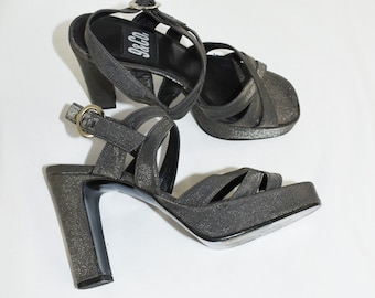 90s Silver Metallic Platform Strappy Sandals / Size 6.5