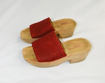 90's Beachy Red Woven Platform Sandals / Size 8.5