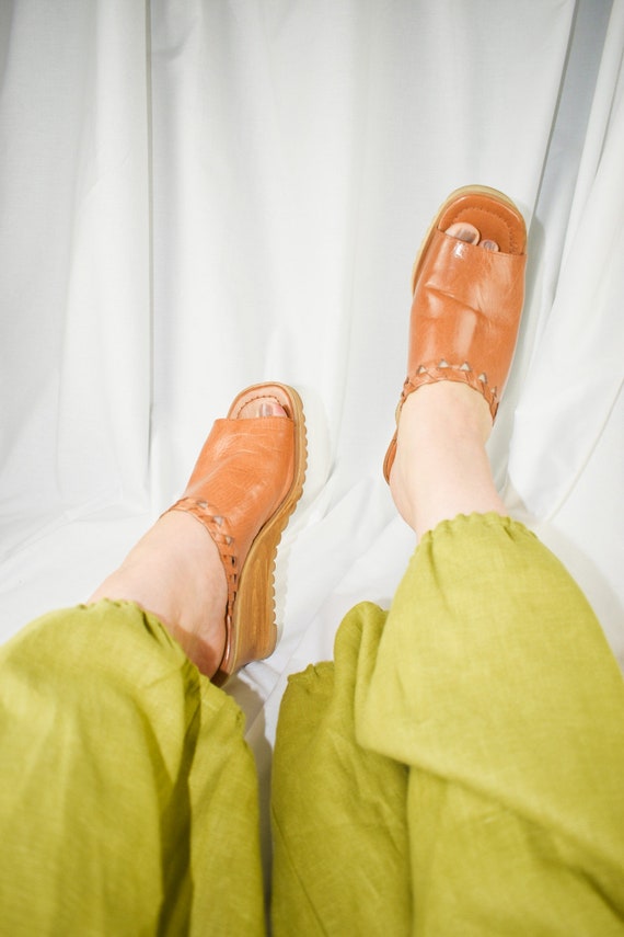 70s Tan Leather Wedge Sandals / Size 8 - image 3