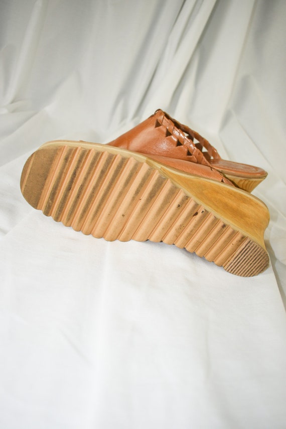 70s Tan Leather Wedge Sandals / Size 8 - image 10