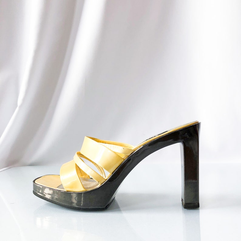stuart weitzman khloe mule