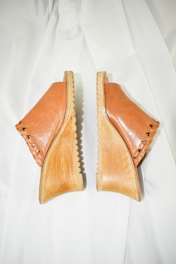 70s Tan Leather Wedge Sandals / Size 8 - image 9