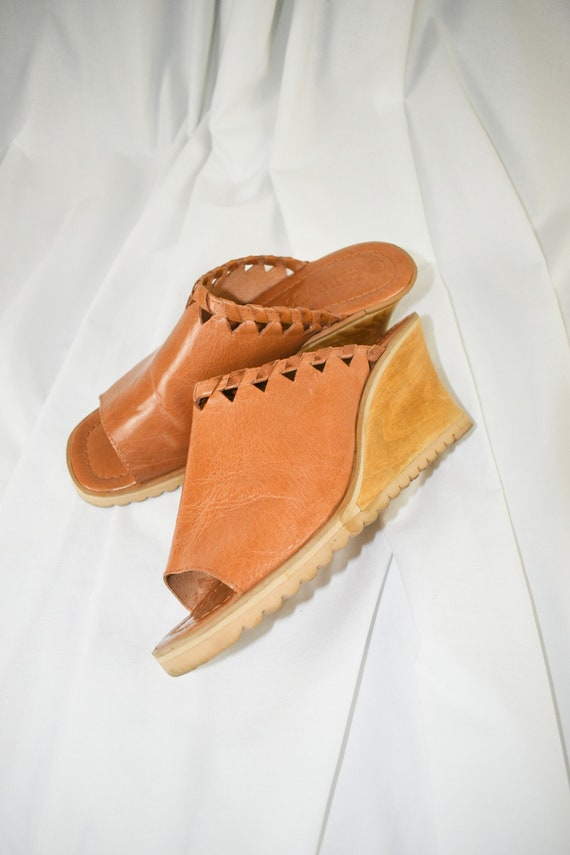 70s Tan Leather Wedge Sandals / Size 8 - image 6