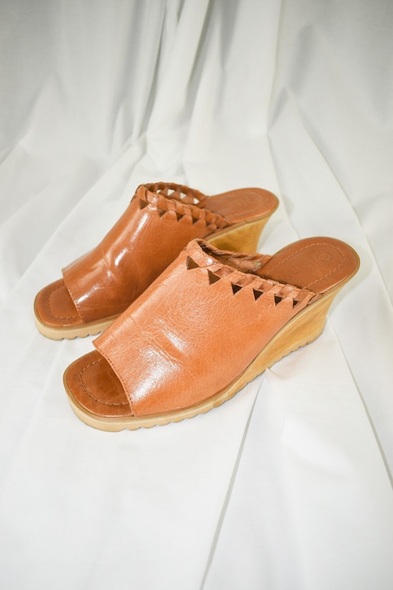 70s Tan Leather Wedge Sandals / Size 8 - image 4