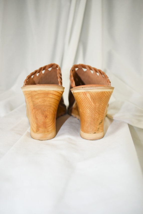 70s Tan Leather Wedge Sandals / Size 8 - image 8