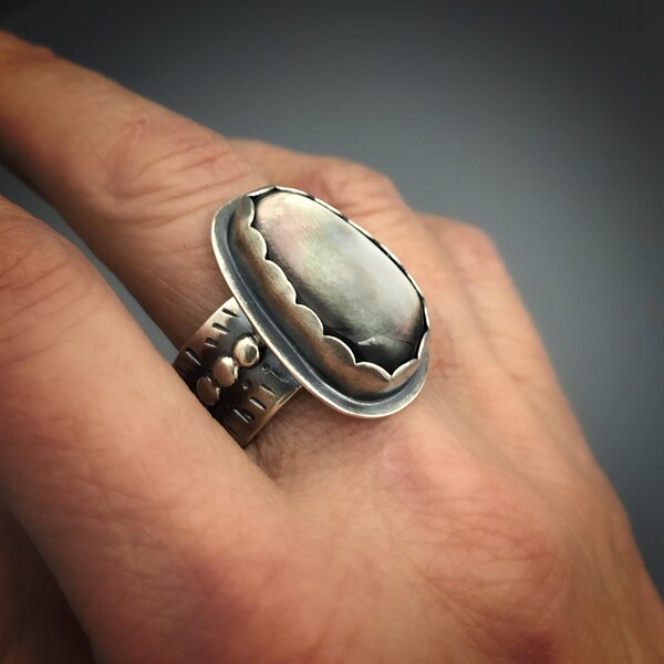 Anello in pietra preziosa in madreperla, anello artigianale da donna, cinturino in sterling fatto a mano, gioielli contemporanei, taglia donna 9, anello Statement