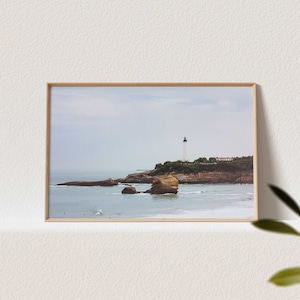 Foto di Biarritz • Poster dei Paesi Baschi • Faro sul mare • Paesaggio costiero • Sud della Francia