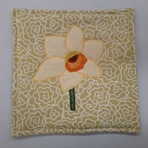 Appliqued Daffodil Pot Holder: Floral Kitchen Trivet