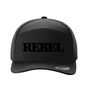 以下が含まれることがあります： フロントパネルに黒の太字でREBELという文字がデザインされた黒のスナップバックキャップ。キャップは構造化されたクラウンと、円形のステッカーが付いたフラットなつばが特徴です。右側には8色のカラーバリエーションが縦一列に並んでいます。