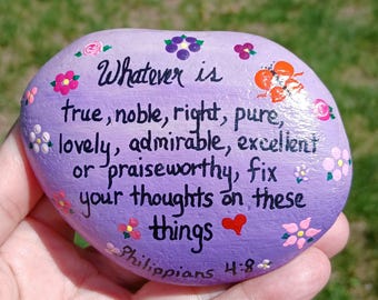 Piedra inspiradora pintada a mano ~ Versículo bíblico Filipenses 4:8