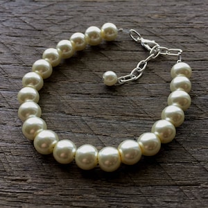 Cream Ivory Pearl Bracelet for Bridal Parties and Weddings, One Strand Simple Pearl Bracelet Gift for Her on Silver or Gold Chain