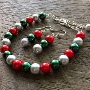 Christmas Jewelry Set, Pearl Bracelet Earring Set, Silver Red Green Christmas Jewelry, Xmas set, Xmas Jewelry on Silver