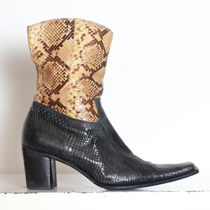 Peut inclure: Bottines à bout pointu en cuir de serpent noir et marron avec un talon bloc.