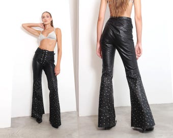 Pantalones acampanados de cuero negro con pedrería de los años 70