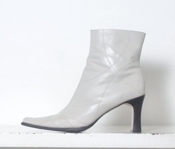 90s white minimal ankle boots 11