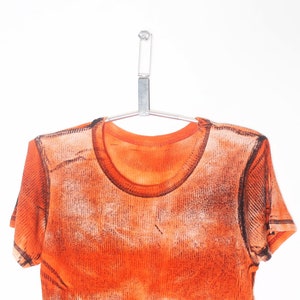 camiseta acanalada con tinte pintado de naranja y2k de los años 00 imagen 3