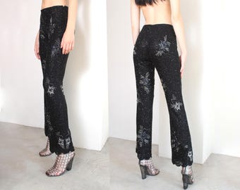 pantalones florales negros y azules con cuentas estilo Y2K