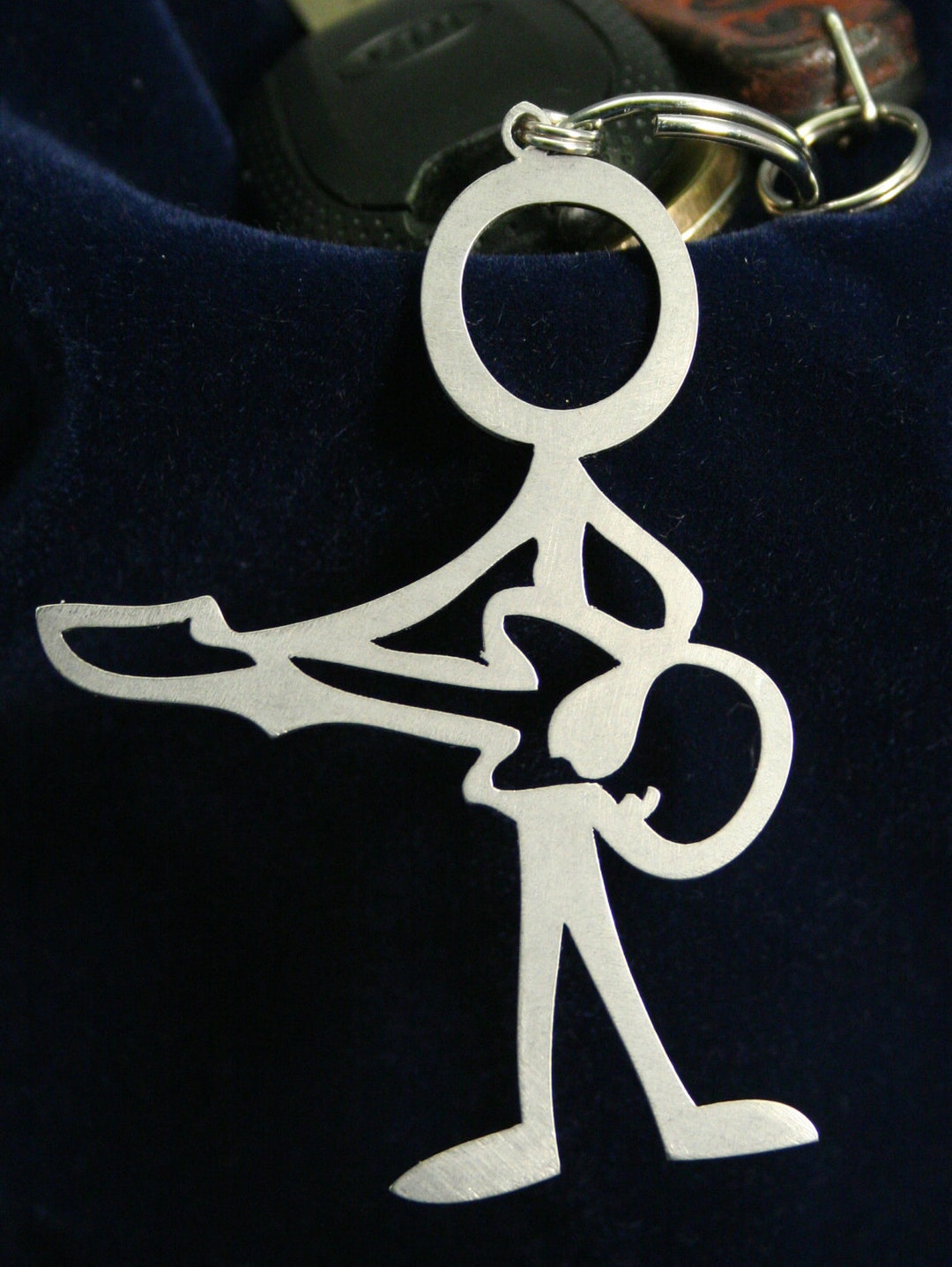 Portachiavi a forma di chitarra, in acciaio inox, decorazione per zaino, portachiavi musicale, 6,6 x 2,3 cm, ciondolo a forma di chitarra, portachiavi per chitarristi, ragazzi e ragazze, Chitarra