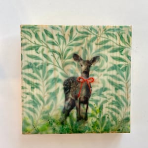 Arte encáustico de ciervos. Decoraciones naturales. Arte retro, art déco, botánico, arte animal sobre madera. Decoración de pared pequeña. Verde dorado.
