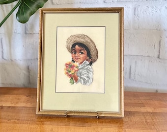 Niña con sombrero y flores, bordado a máquina vintage.