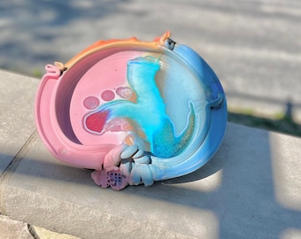 Plato poco profundo de cerámica artística vintage, colgante de pared, comedero para pájaros, en tonos pastel rosa y verde azulado.