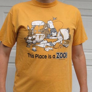 1980s mens kitschy T shirt, This place is a zoo, large men&#39;s graphic T shirt, L