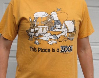 1980s mens kitschy T shirt, This place is a zoo, large men's graphic T shirt, L