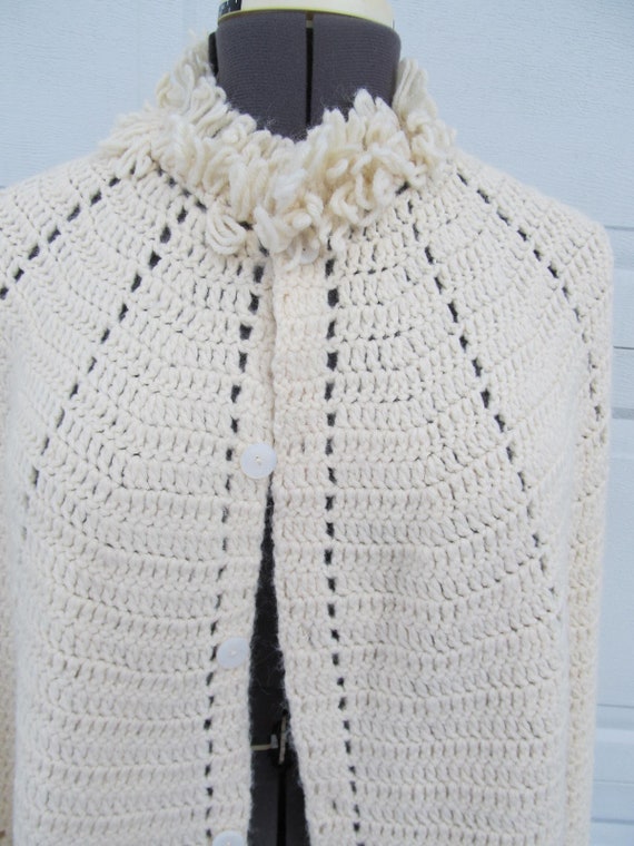 1970s cream hand knit poncho with bow print, wome… - image 4