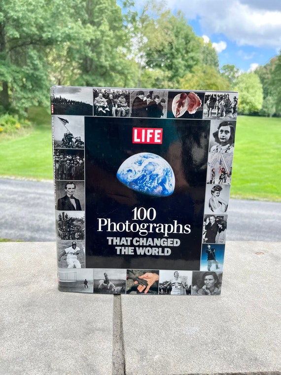 洋書 100 Photographs That Changed the World The 100 Photographs That Changed the World: Guarnieri