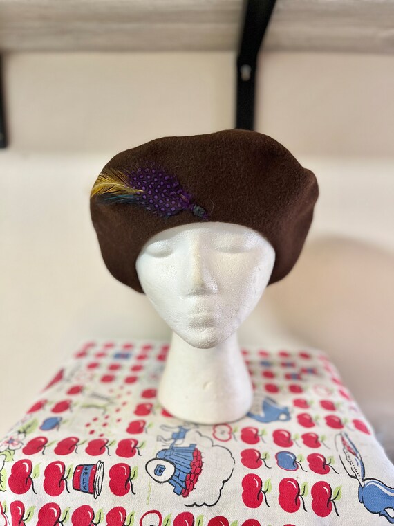 Vintage wool brown beret with purple feather deta… - image 3