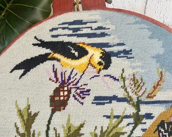 Broderie Crewel Vintage - Scène De Ferme Avec Grange Et Nichoir à Oiseaux (Bleu)