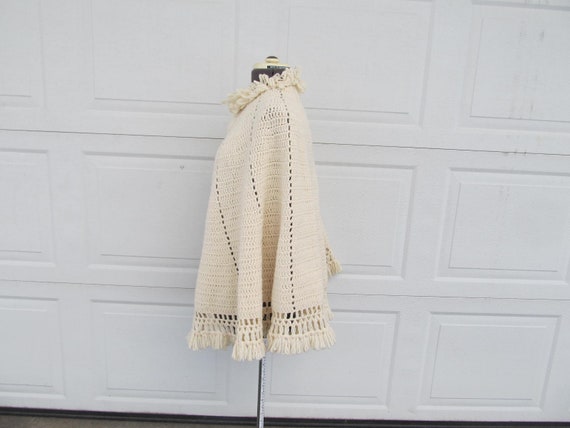 1970s cream hand knit poncho with bow print, wome… - image 5