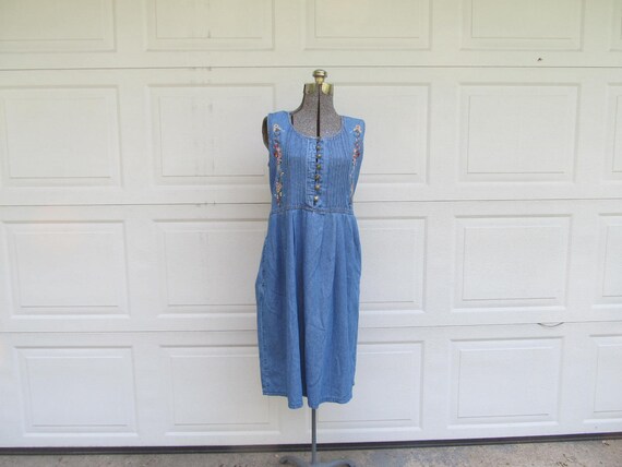 1990s chambray dress with embroidered flowers, bu… - image 4