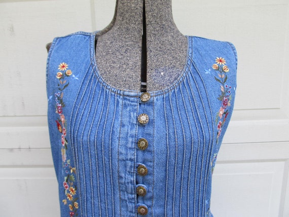 1990s chambray dress with embroidered flowers, bu… - image 3