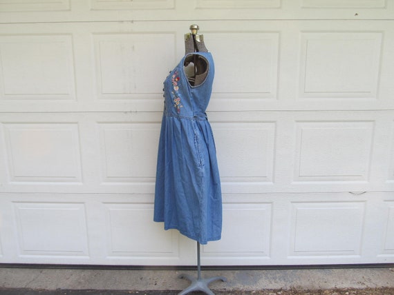 1990s chambray dress with embroidered flowers, bu… - image 5