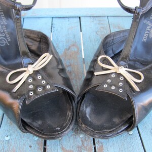 1950s De Liso Debs black slingback shoes with adorable bow detail, vintage women's shoes
