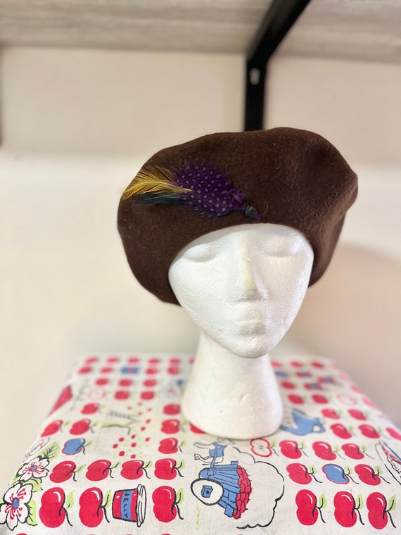 Vintage wool brown beret with purple feather deta… - image 1