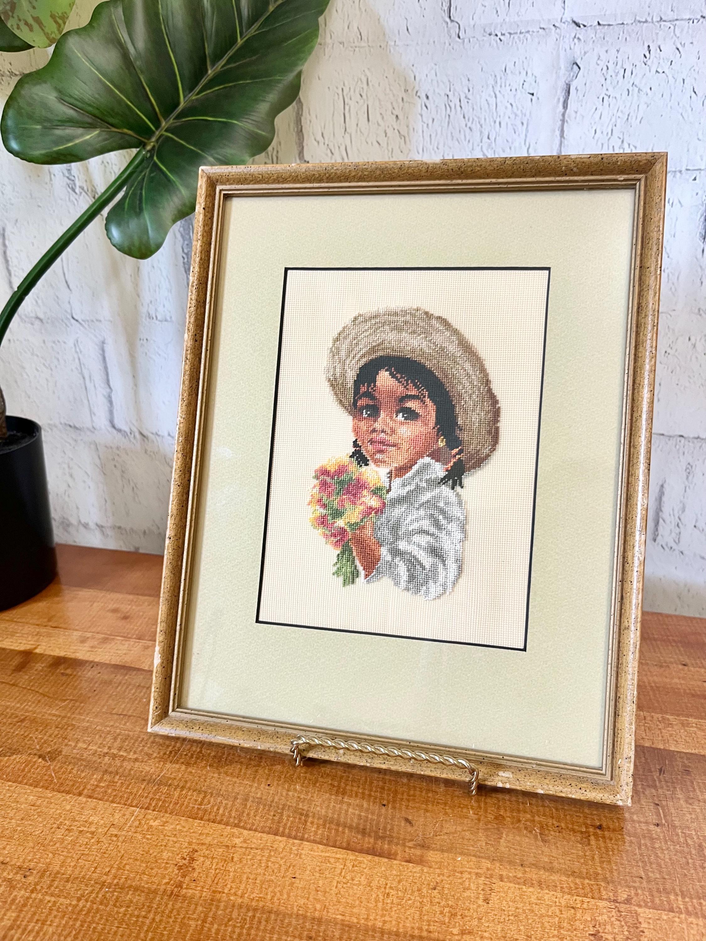 broderie encadrée vintage fleurs sur tissu noir