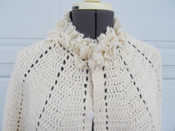 1970s cream hand knit poncho with bow print, wome… - image 3