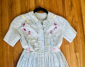 1950s seersucker shirtdress with embroidered flowers w/matching belt XS