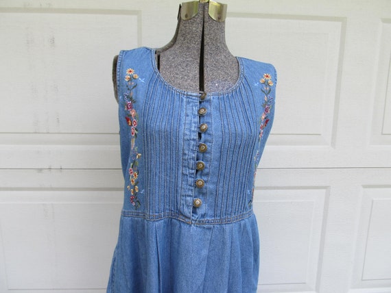 1990s chambray dress with embroidered flowers, bu… - image 2