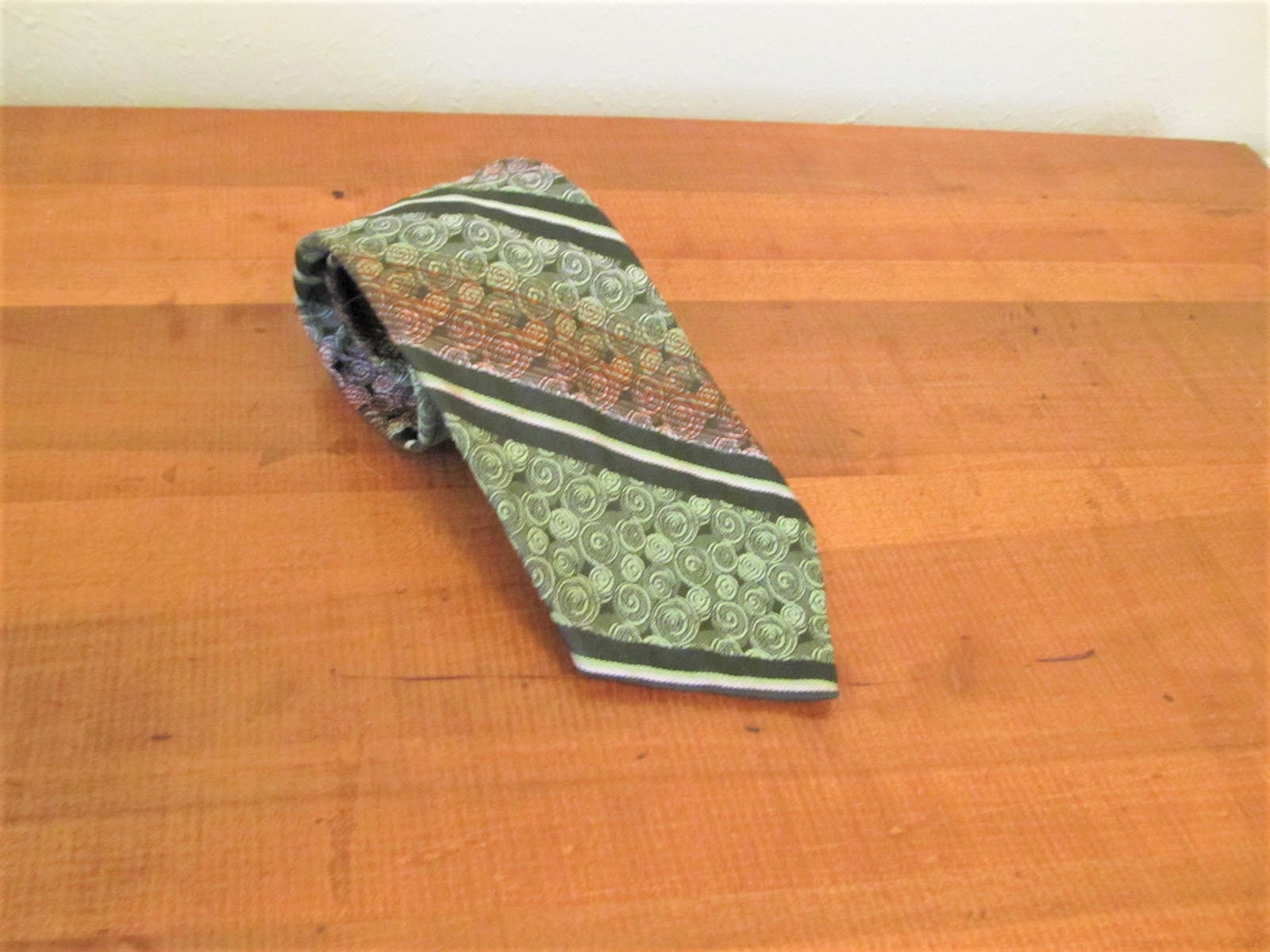 1970s green tacky wide polyester tie, wide tie, ugly tie