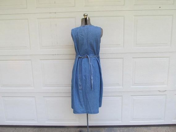 1990s chambray dress with embroidered flowers, bu… - image 6