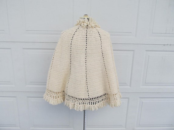 1970s cream hand knit poncho with bow print, wome… - image 6