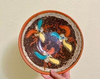 Hermoso cuenco de cerámica vintage de los años 70, hecho a mano, de estudio, poco profundo, naranja, azul y marrón, REPARADO