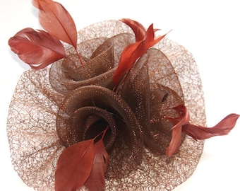 Bruine fascinator bevestigd met clip