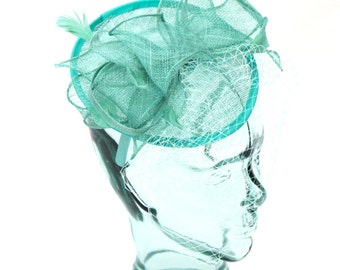 Seafoam Green Sinamay hoofdband fascinator, geaccentueerd met sluier en veren