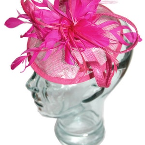 Rosa Rosa Sinamay diadema fascinadora, acentuada con plumas y flor imagen 5