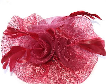 Burgunder Fascinator mit Clip befestigt